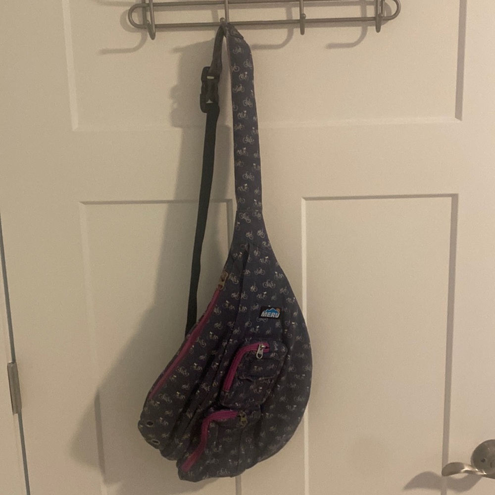 Meru crossbody bag. It has multiple pockets and it’s super comfy to wear!